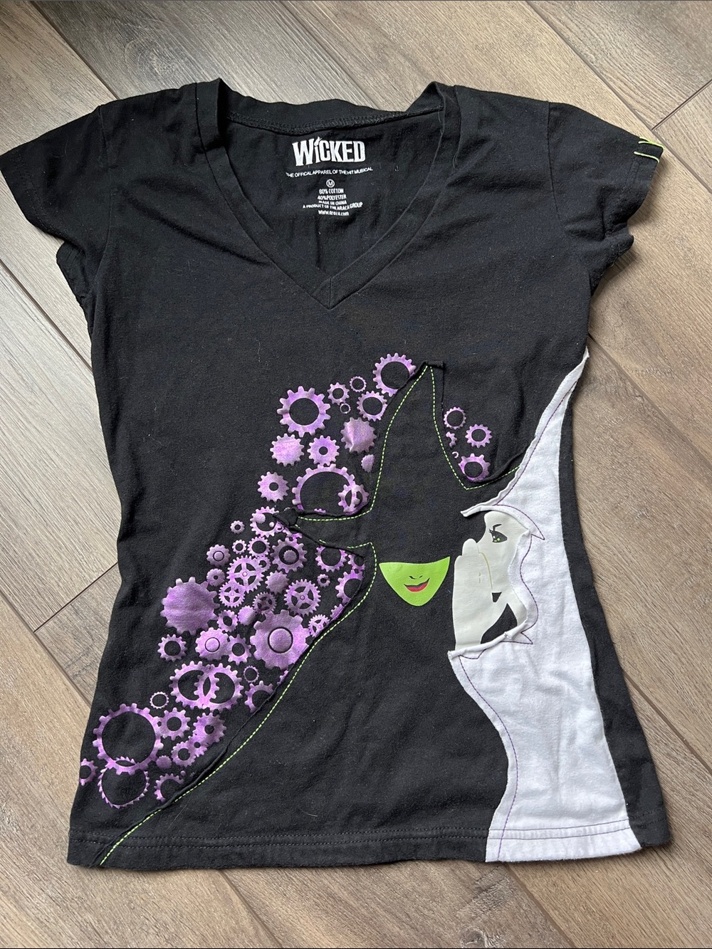 Wicked Graphic V-Neck Tee - size M